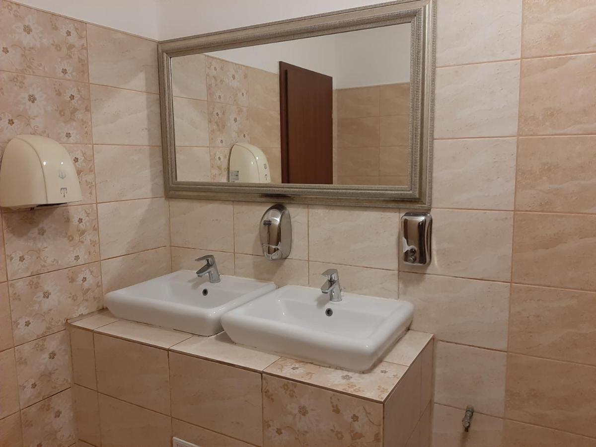 Hotel Condor Oravita Bagian luar foto